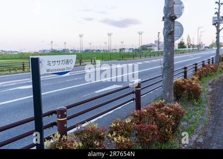 Kariya City, Aichi, Japan - April 8 2023 : Mississauga Dori Road. Schwester-Stadt-Beziehung. Stockfoto