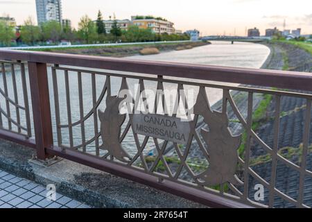 Kariya City, Aichi, Japan - April 8 2023 : Mississauga Bridge. Schwester-Stadt-Beziehung. Stockfoto