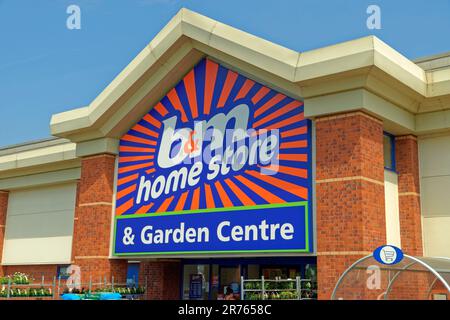 B&M Home Store und Garden Centre in Warrington in Cheshire, England. Stockfoto