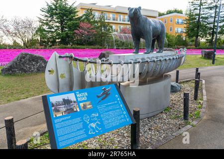 Kariya City, Aichi, Japan - April 8 2023 : die Wasserstraßenskulptur im Mississauga Park. Stockfoto