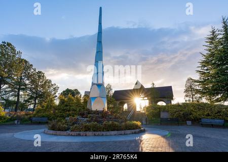 Kariya City, Aichi, Japan - 8 2023. April : Mississauga Park Haupteingang bei Dämmerung. Stockfoto