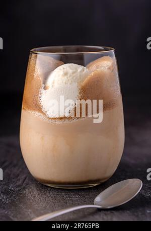Lebensmittelfotografie von Kaffee, Dessert, Vanilleeis, Espresso, Dalgona, Barista, Cafeteria, traditionell, gefroren, americano Stockfoto
