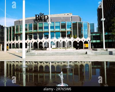 Abkühlung im Brunnen in Birmingham, Großbritannien Stockfoto