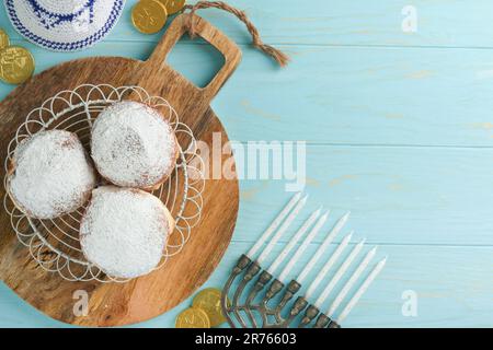 Frohes Chanukka. Chanukka altes Menorah vor dem Hintergrund der israelischen Flagge mit Sonnenlicht oder Bokeh auf weißem Holzhintergrund. Religionsbild der juden Stockfoto