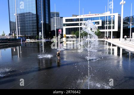 Abkühlung im Brunnen in Birmingham, Großbritannien Stockfoto