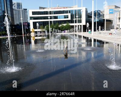 Abkühlung im Brunnen in Birmingham, Großbritannien Stockfoto