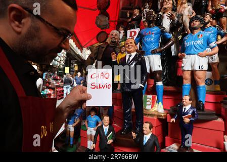 Neapel, Italien. 13. Juni 2023. Hello Silvio in Neapel die Statue von Di Virgilio begrüßt Berlusconi in San Gregorio Armeno redaktionelle Nutzung nur Kredit: Unabhängige Fotoagentur/Alamy Live News Stockfoto