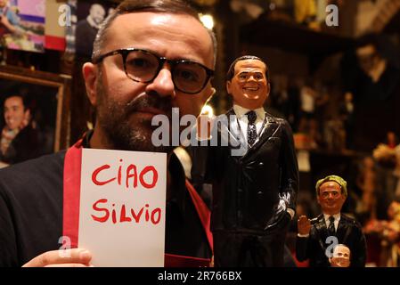 Neapel, Italien. 13. Juni 2023. Hello Silvio in Neapel die Statue von Di Virgilio begrüßt Berlusconi in San Gregorio Armeno redaktionelle Nutzung nur Kredit: Unabhängige Fotoagentur/Alamy Live News Stockfoto