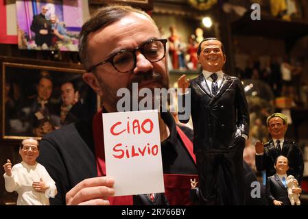 Neapel, Italien. 13. Juni 2023. Hello Silvio in Neapel die Statue von Di Virgilio begrüßt Berlusconi in San Gregorio Armeno redaktionelle Nutzung nur Kredit: Unabhängige Fotoagentur/Alamy Live News Stockfoto