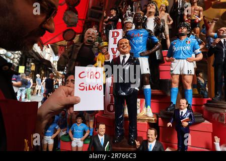 Neapel, Italien. 13. Juni 2023. Hello Silvio in Neapel die Statue von Di Virgilio begrüßt Berlusconi in San Gregorio Armeno redaktionelle Nutzung nur Kredit: Unabhängige Fotoagentur/Alamy Live News Stockfoto