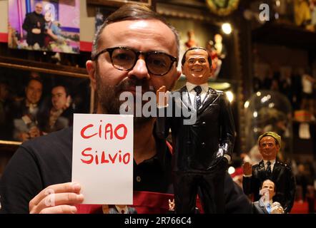 Neapel, Italien. 13. Juni 2023. Hello Silvio in Neapel die Statue von Di Virgilio begrüßt Berlusconi in San Gregorio Armeno redaktionelle Nutzung nur Kredit: Unabhängige Fotoagentur/Alamy Live News Stockfoto