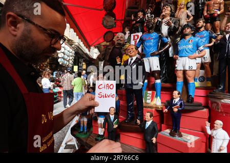 Neapel, Italien. 13. Juni 2023. Hello Silvio in Neapel die Statue von Di Virgilio begrüßt Berlusconi in San Gregorio Armeno redaktionelle Nutzung nur Kredit: Unabhängige Fotoagentur/Alamy Live News Stockfoto
