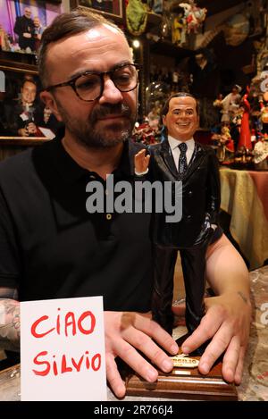 Neapel, Italien. 13. Juni 2023. Hello Silvio in Neapel die Statue von Di Virgilio begrüßt Berlusconi in San Gregorio Armeno redaktionelle Nutzung nur Kredit: Unabhängige Fotoagentur/Alamy Live News Stockfoto