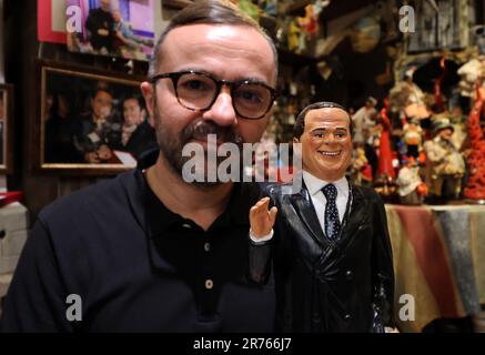 Neapel, Italien. 13. Juni 2023. Hello Silvio in Neapel die Statue von Di Virgilio begrüßt Berlusconi in San Gregorio Armeno redaktionelle Nutzung nur Kredit: Unabhängige Fotoagentur/Alamy Live News Stockfoto