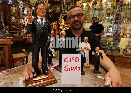 Neapel, Italien. 13. Juni 2023. Hello Silvio in Neapel die Statue von Di Virgilio begrüßt Berlusconi in San Gregorio Armeno redaktionelle Nutzung nur Kredit: Unabhängige Fotoagentur/Alamy Live News Stockfoto