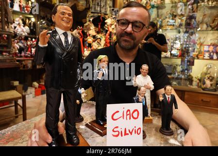 Neapel, Italien. 13. Juni 2023. Hello Silvio in Neapel die Statue von Di Virgilio begrüßt Berlusconi in San Gregorio Armeno redaktionelle Nutzung nur Kredit: Unabhängige Fotoagentur/Alamy Live News Stockfoto