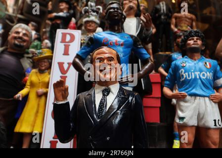 Neapel, Italien. 13. Juni 2023. Hello Silvio in Neapel die Statue von Di Virgilio begrüßt Berlusconi in San Gregorio Armeno redaktionelle Nutzung nur Kredit: Unabhängige Fotoagentur/Alamy Live News Stockfoto