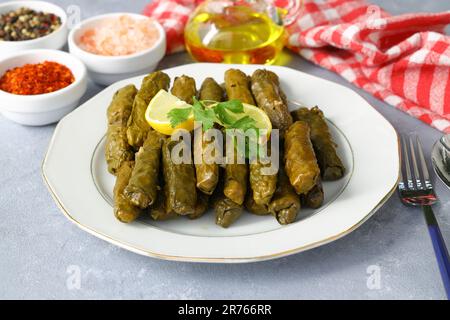 Gefüllte Grünkohle mit gekochten Blättern, traditionelles türkisches Schwarzmeerrestaurant, Sarma, Dolma. (Selektiver Fokus) Stockfoto