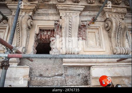 Einzelheiten der Restaurierungsarbeiten an der barocken Fassade des Palazzo Madama in Turin: Ein Loch, in das eine Stahlkonstruktion eingeführt wird Stockfoto