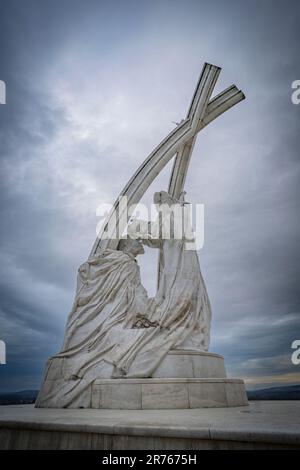 Esztergom, Ungarn - 30. November 2022: Krönung von St. Stephen (der erste König von Ungarn) Statue in Esztrgom, Ungarn, an einem bedeckten Wintertag. Stockfoto