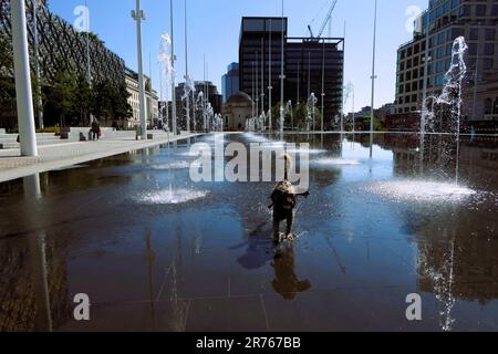 Abkühlung im Brunnen in Birmingham, Großbritannien Stockfoto