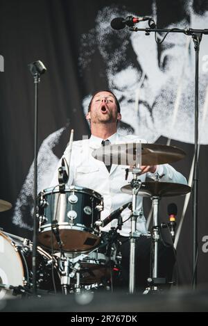 MÜNCHEN, DEUTSCHLAND ROCKAVARIA FESTIVAL: Christian Grahn, auch bekannt als Chris Dangerous, Schlagzeuger der schwedischen Band die Hives treten live auf der Bühne der ersten Ausgabe des Rockavaria Festivals auf. Stockfoto