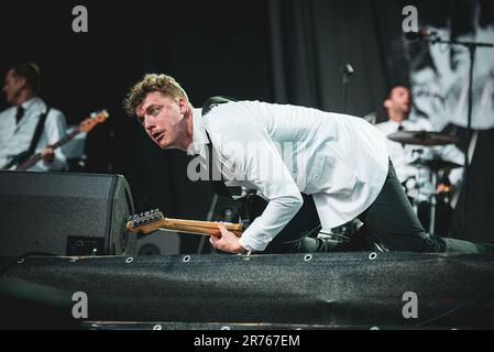 MÜNCHEN, DEUTSCHLAND ROCKAVARIA FESTIVAL: Niklas Almqvist, auch bekannt als Nicholaus Arson, Gitarrist der schwedischen Band die Bienenstöcke treten live auf der Bühne der ersten Ausgabe des Rockavaria Festivals auf. Stockfoto