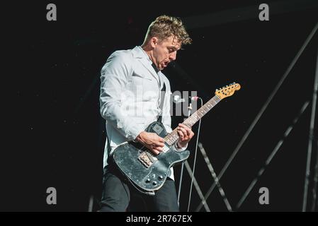 MÜNCHEN, DEUTSCHLAND ROCKAVARIA FESTIVAL: Niklas Almqvist, auch bekannt als Nicholaus Arson, Gitarrist der schwedischen Band die Bienenstöcke treten live auf der Bühne der ersten Ausgabe des Rockavaria Festivals auf. Stockfoto