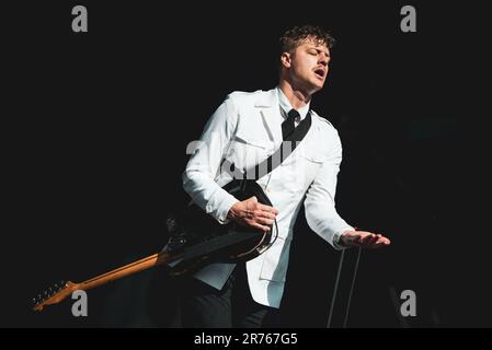 MÜNCHEN, DEUTSCHLAND ROCKAVARIA FESTIVAL: Niklas Almqvist, auch bekannt als Nicholaus Arson, Gitarrist der schwedischen Band die Bienenstöcke treten live auf der Bühne der ersten Ausgabe des Rockavaria Festivals auf. Stockfoto