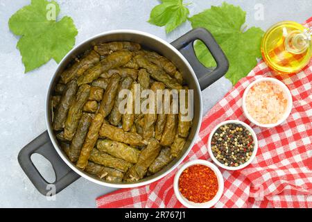 Gefüllte Grünkohle mit gekochten Blättern, traditionelles türkisches Schwarzmeerrestaurant, Sarma, Dolma. (Selektiver Fokus) Stockfoto