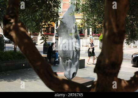 London, Großbritannien. 13. Juni 2023 Kunst im Mayfair Sculpture Trail 2023. Skulptur „Stilles Wasser“ von Nic Fiddian Green auf der Mount Street. Kredit: Waldemar Sikora/Alamy Live News Stockfoto