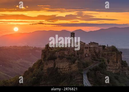 Ein Sonnenaufgang in der Civita di Bagnoregio, einem abgelegenen Dorf in der Gemeinde Bagnoregio in der Provinz Viterbo, Latium, in Zentralitalien. Die einzige Stockfoto