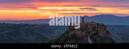 Ein 3:1-Panoramafoto von einem Sonnenaufgang am Civita di Bagnoregio, einem abgelegenen Dorf in der Gemeinde Bagnoregio in der Provinz Viterbo, L. Stockfoto