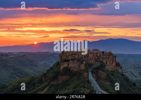 Ein Sonnenaufgang in Civita di Bagnoregio, einem abgelegenen Dorf in der Gemeinde Bagnoregio in der Provinz Viterbo, Latium, in Mittelitalien. Die einzige AC Stockfoto