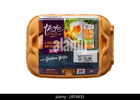 Umkarton mit Sainsbury's Taste The Difference 6 Britische Freilandeier mit goldenem Eigelb isoliert auf weißem Hintergrund Eierbox geschlossen, Eierkarton Stockfoto