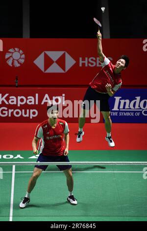 Jakarta, Indonesien. 13. Juni 2023. Chinas He Jiting/Zhou Haodong (R) treten bei der Indonesia Open 2023 am 13. Juni 2023 in Jakarta, Indonesien, im ersten Spiel der Männer-Doppel gegen den französischen Lucas Corvee/Ronan Labar an. Kredit: Xu Qin/Xinhua/Alamy Live News Stockfoto