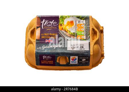 Umkarton mit Sainsbury's Taste The Difference 6 Britische Freilandeier mit goldenem Eigelb isoliert auf weißem Hintergrund Eierbox geschlossen, Eierkarton Stockfoto