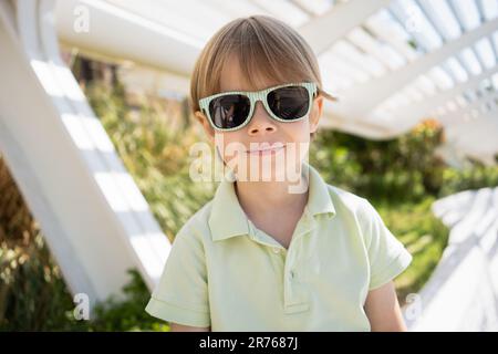 Porträt einer fröhlichen kleinen Jungen in Sonnenbrille Stockfoto