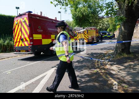 Nottinghamshire Fire & Rescue Service am Tatort auf der Magdala Road, Nottingham, als drei Menschen in der Stadt tot aufgefunden wurden, was die Polizei als „schrecklichen und tragischen Vorfall“ bezeichnete. Ein 31-jähriger Mann wurde wegen Mordverdachts verhaftet, nachdem zwei Menschen auf der Straße in Ilkeston Road kurz nach 4am tot aufgefunden wurden. Ein dritter Mann wurde tot in der Magdala Road aufgefunden, und weitere drei Personen sind im Krankenhaus, nachdem jemand versucht hatte, sie in einem Van in der Milton Street zu überfahren, was die Polizei für einen zusammenhängenden Vorfall hielt. Foto: Dienstag, 13. Juni 2023. Stockfoto