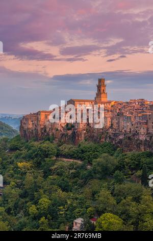 Es ist immer beeindruckend, ein italienisches Dorf aus der Ferne zu erreichen. Der campanile, der Glockenturm, ist oft das erste, was ins Auge fällt. Langsam Stockfoto