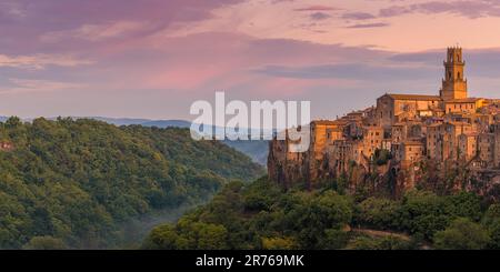 Es ist immer beeindruckend, ein italienisches Dorf aus der Ferne zu erreichen. Der campanile, der Glockenturm, ist oft das erste, was ins Auge fällt. Langsam Stockfoto