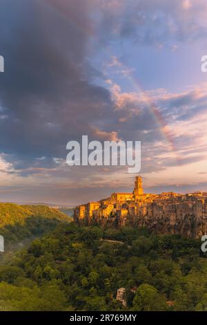 Es ist immer beeindruckend, ein italienisches Dorf aus der Ferne zu erreichen. Der campanile, der Glockenturm, ist oft das erste, was ins Auge fällt. Langsam Stockfoto