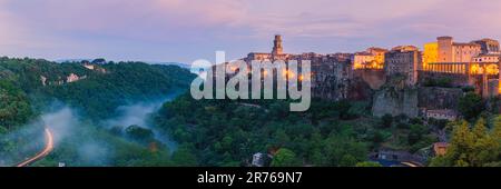 Es ist immer beeindruckend, ein italienisches Dorf aus der Ferne zu erreichen. Der campanile, der Glockenturm, ist oft das erste, was ins Auge fällt. Langsam Stockfoto