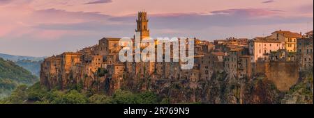 Es ist immer beeindruckend, ein italienisches Dorf aus der Ferne zu erreichen. Der campanile, der Glockenturm, ist oft das erste, was ins Auge fällt. Langsam Stockfoto