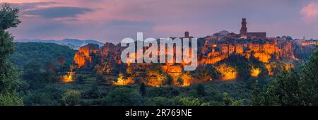 Sehen Sie, eines der schönsten Dörfer in der Toskana, Pitigliano. Es ist immer beeindruckend, ein italienisches Dorf aus der Ferne zu erreichen. Das campanile, BE Stockfoto