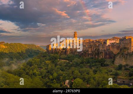 Es ist immer beeindruckend, ein italienisches Dorf aus der Ferne zu erreichen. Der campanile, der Glockenturm, ist oft das erste, was ins Auge fällt. Langsam Stockfoto