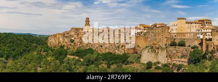 Sehen Sie, eines der schönsten Dörfer in der Toskana, Pitigliano. Es ist immer beeindruckend, ein italienisches Dorf aus der Ferne zu erreichen. Das campanile, BE Stockfoto