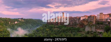 Es ist immer beeindruckend, ein italienisches Dorf aus der Ferne zu erreichen. Der campanile, der Glockenturm, ist oft das erste, was ins Auge fällt. Langsam Stockfoto