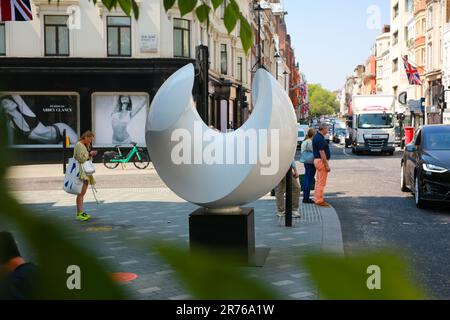 London, Großbritannien. 13. Juni 2023 Kunst im Mayfair Sculpture Trail 2023. Skulptur „Sphelix“ von Johnny Hawkes in der New Bond Street. Kredit: Waldemar Sikora/Alamy Live News Stockfoto