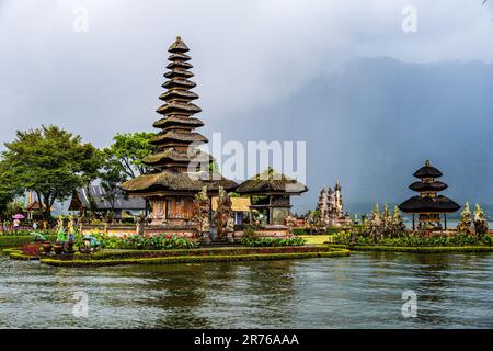 Bali, Indonesien -- 27. Februar 2023. Die Ulun Danu Tempelanlage in Bali an einem nebligen Tag. Stockfoto